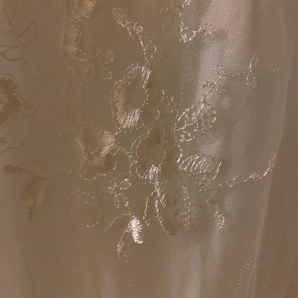 Simple white maxi dress with lace overlay - Picture 2 of 3